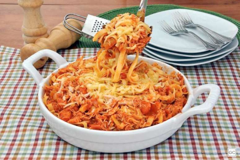 Guia da Cozinha - Macarrão com frango desfiado e queijos