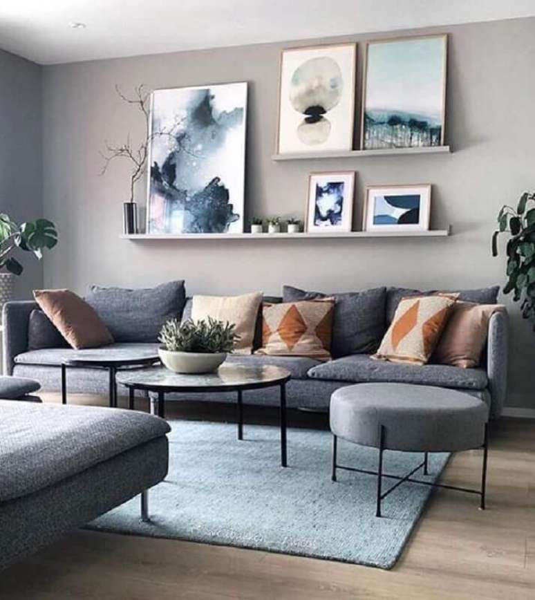 25. Decoração de sala com vários quadros e almofadas para sofá cinza – Foto: Slipstick – Furniture Accessories