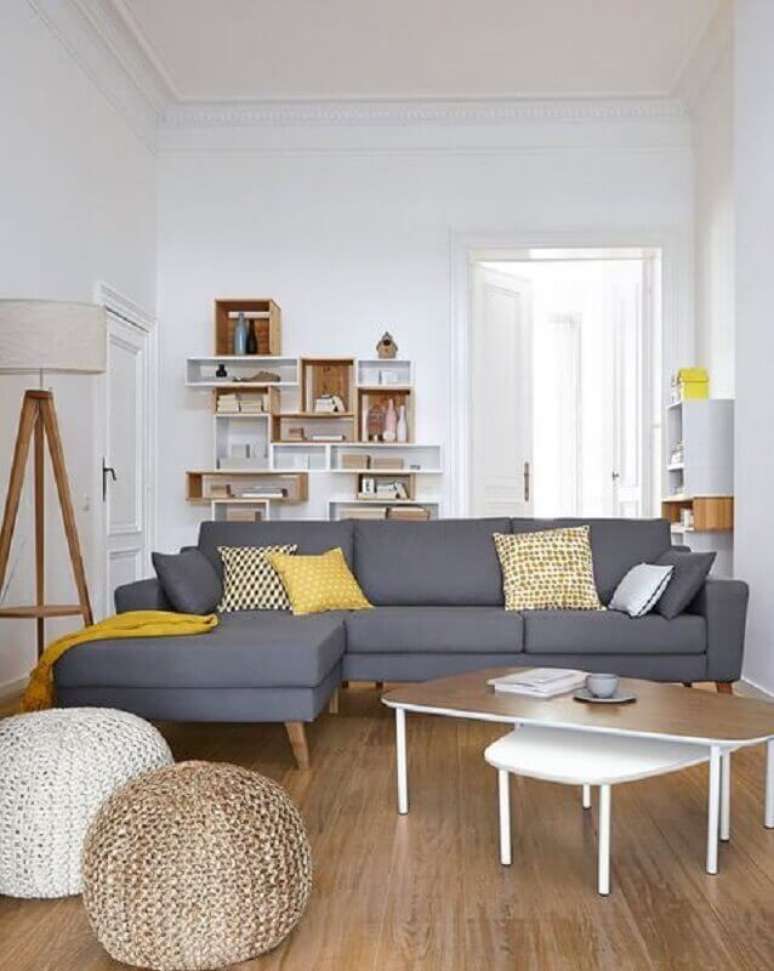 40. Decora&ccedil;&atilde;o simples para sala com caixotes de madeira e almofadas para sof&aacute; cinza com chaise &ndash; Foto: Micasa Revista