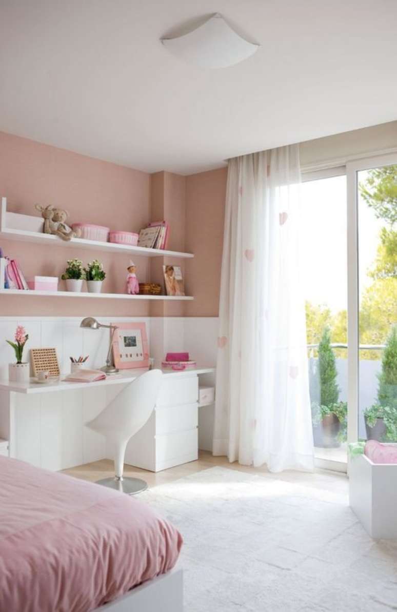 38. Quarto feminino com rodameio de madeira e tinta rose – Foto El Mueble