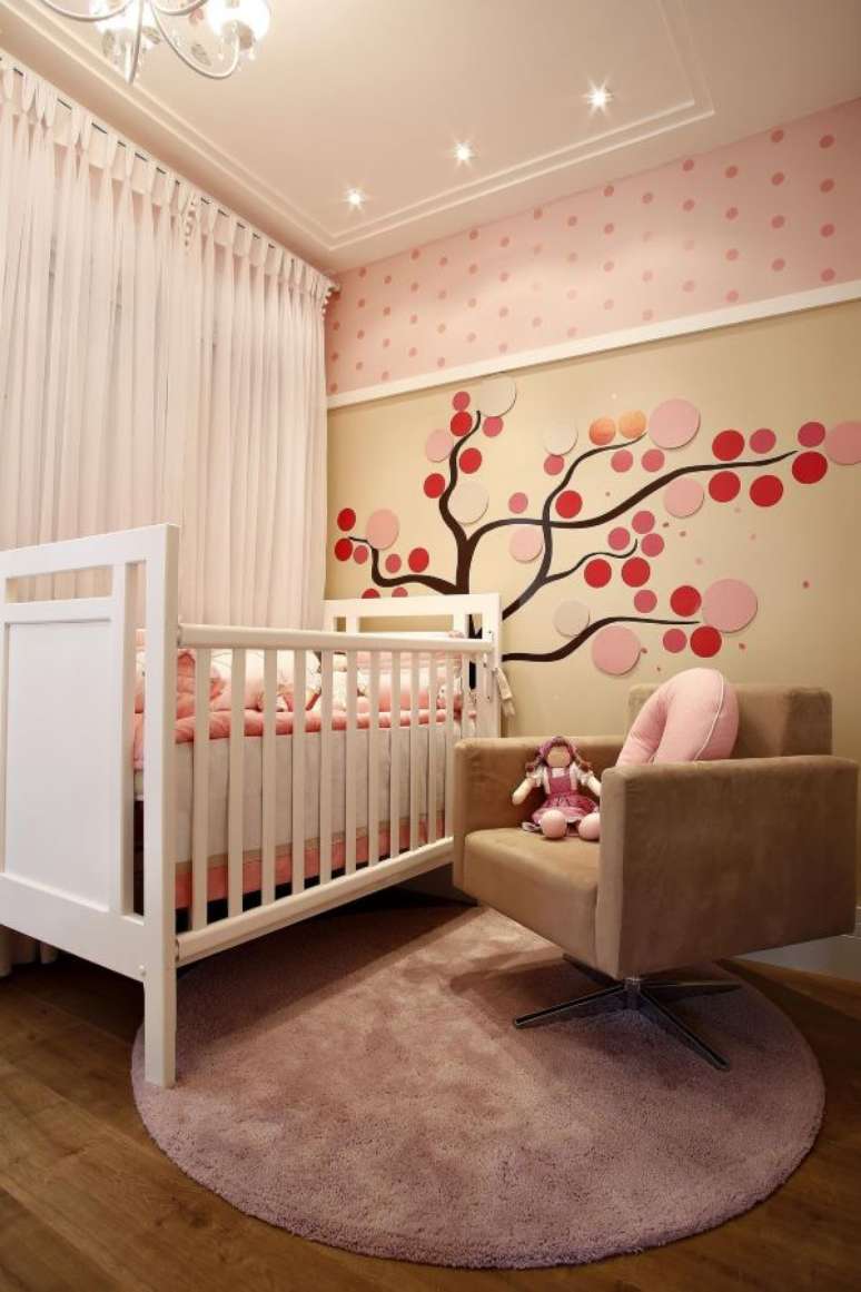 33. Quarto de bebe com rodameio para papel de parede – Foto By Arq e Design