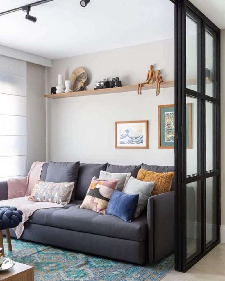 32. Decoração de sala pequena com combinação de almofadas para sofá cinza – Foto: Duda Senna