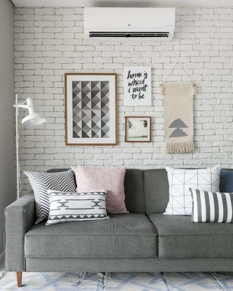 14. Combinação de almofadas para sofá cinza em sala decorada com parede tijolinho branco – Foto: Gisele Rampazzo