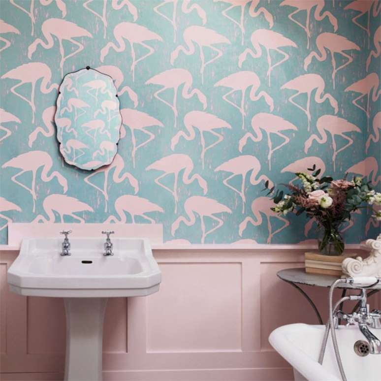 8. Banheiro com rodameio rosa e papel de parede de flamingo – Foto Finest Wallpaper