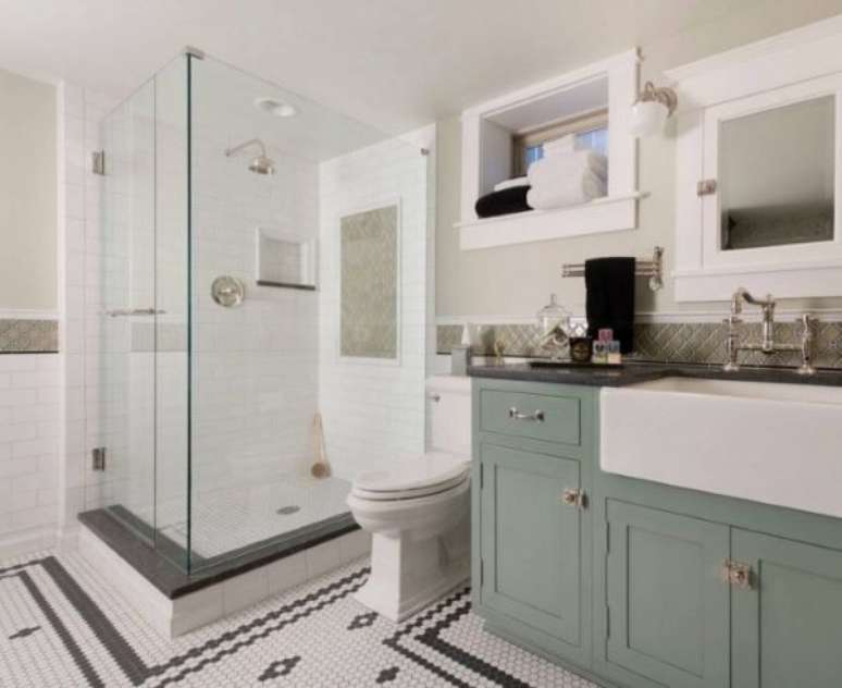 58. Banheiro com rodameio branco e revestimento bege &ndash; Foto Decor Facil