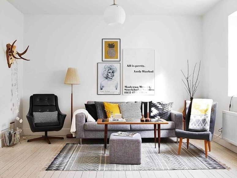 60. Sala simples decorada com poltrona preta e almofadas decorativas para sofá cinza – Foto: Total Construção