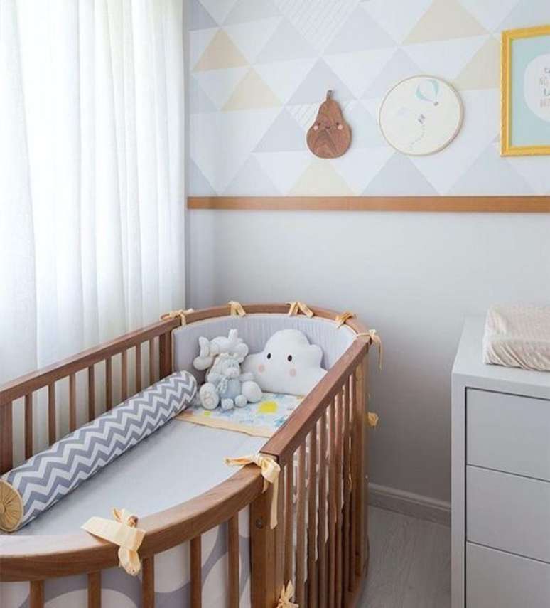32. Quarto de bebe com rodameio de madeira e papel de parede triangular – Foto  UAUÁ – DECORAÇÃO DE QUARTOS INFANTIS