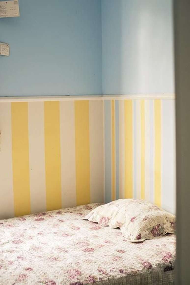 28. Quarto com rodameio e papel de parede listrado em azul e amarelo – Foto Casa Aberta