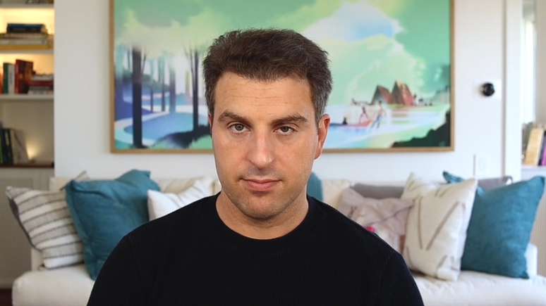 O CEO do Airbnb, Brian Chesky, anunciou que a empresa vai oferecer acomodação gratuita a 20 mil afegãos pelo mundo