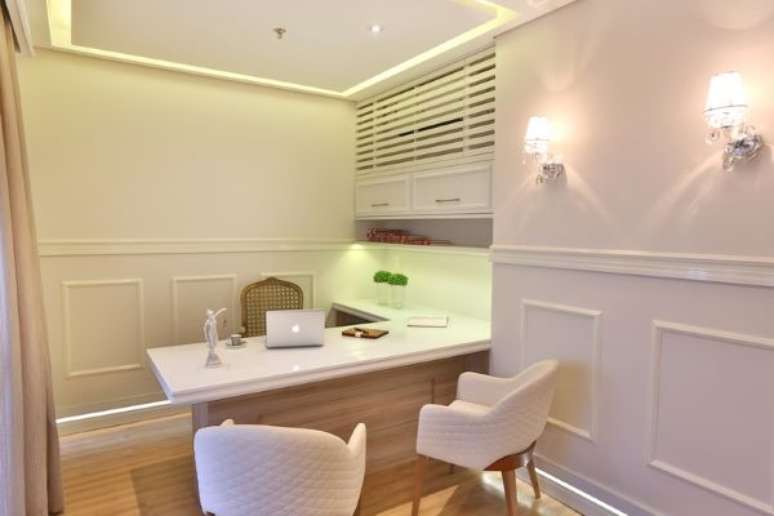 20. Escrit&oacute;rio com rodameio branco e moldura de gesso &ndash; Foto Santa Luiza Mouldings