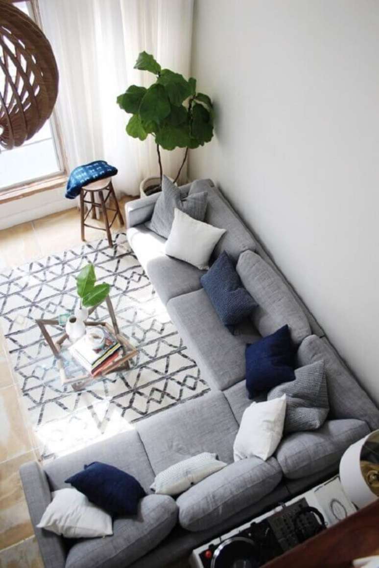 26. Decoração de sala com vaso de chão e almofadas para sofá cinza em L – Foto: west elm