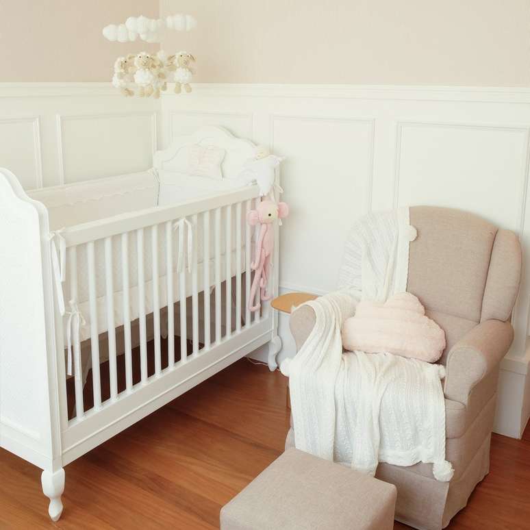 31. Quarto de bebe com rodameio branco e papel de parede rose -Foto Fingers Design