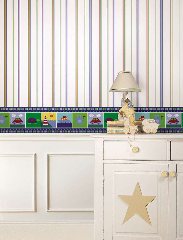 30. Quarto de bebe com rodameio branco e papel de parede infantil &ndash; Foto Decor F&aacute;cil