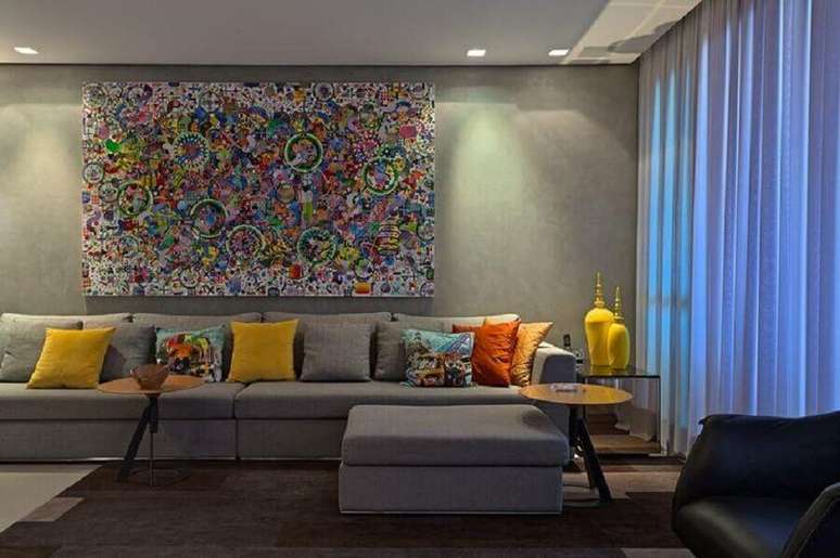 22. Decoração colorida com almofadas para sofá cinza – Foto: Borges Godoy