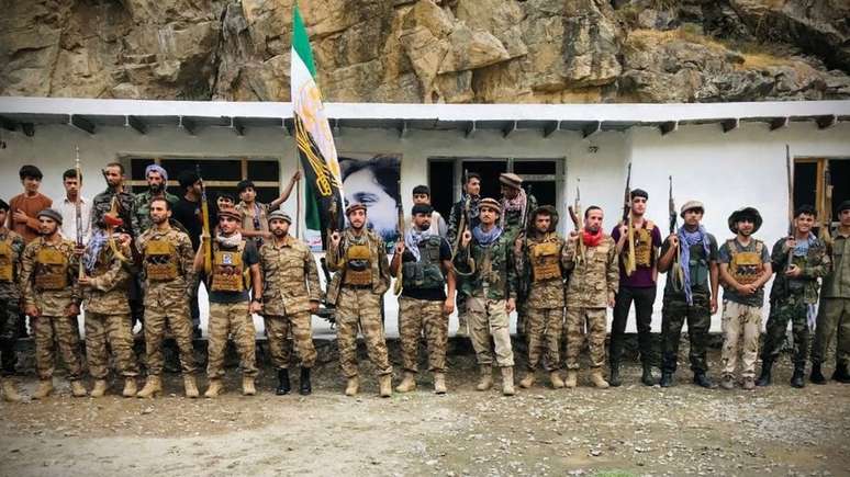 O grupo, que domina o Vale do Panjshir, diz que quer uma negociação pacífica, mas garante que, se necessário, tem milhares de combatentes prontos para enfrentar o Talebã