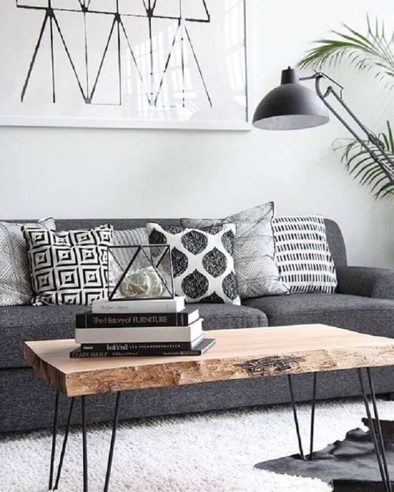51. Sala decorada com mesa de centro rústica e almofadas para sofá cinza – Foto: Home Life Organization