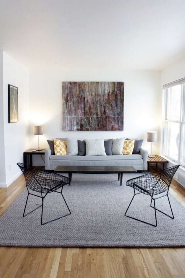 6. Decoração estilo escandinavo para sala com almofadas para sofá cinza claro – Foto: Adam Smith Studio