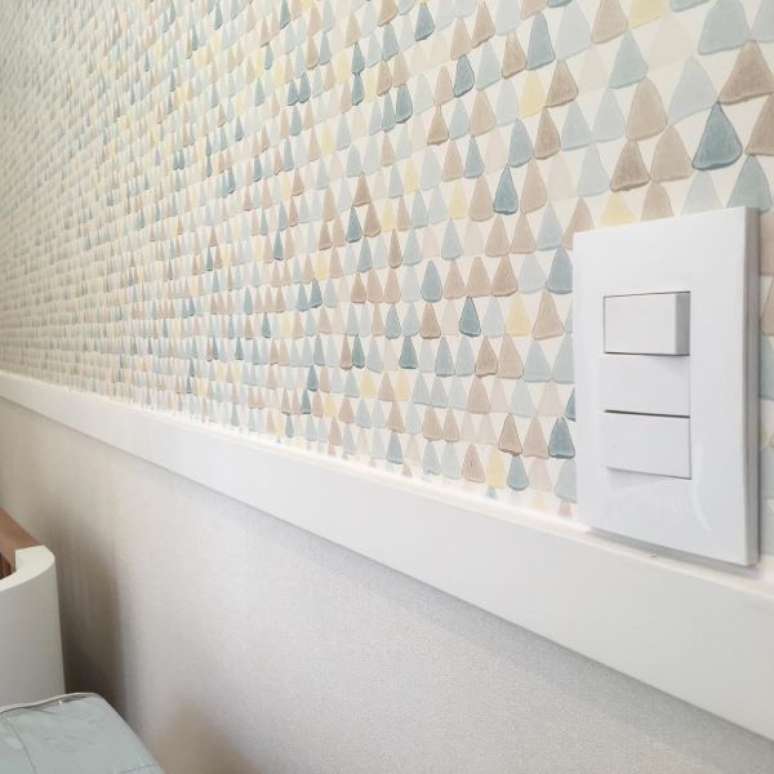 24. Quarto com papel de parede colorido e rodameio adesivo branco – Foto Decor Facil