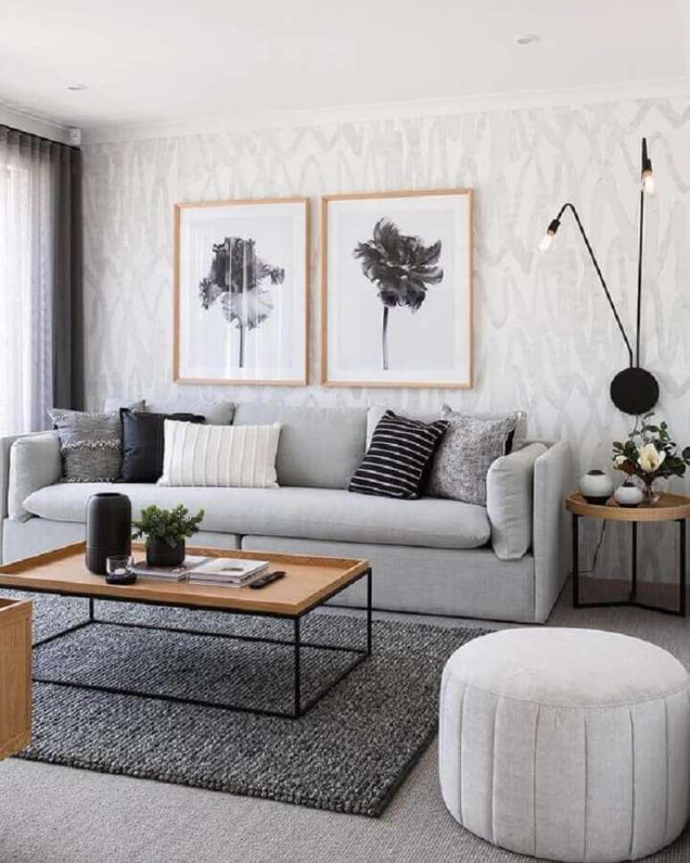37. Decoração moderna para sala com almofadas para sofá cinza e luminária de parede – Foto: Blanco Interiores