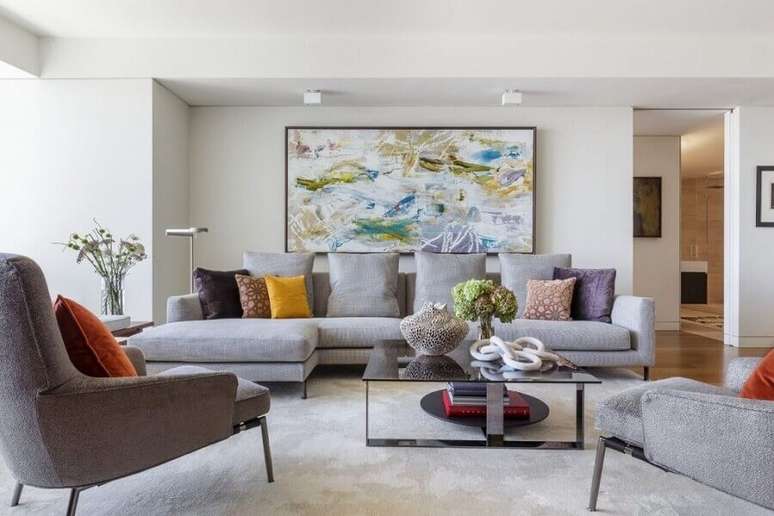 27. Decoração de sala de estar com quadro grande e almofadas para sofá cinza – Foto: NEAT Method