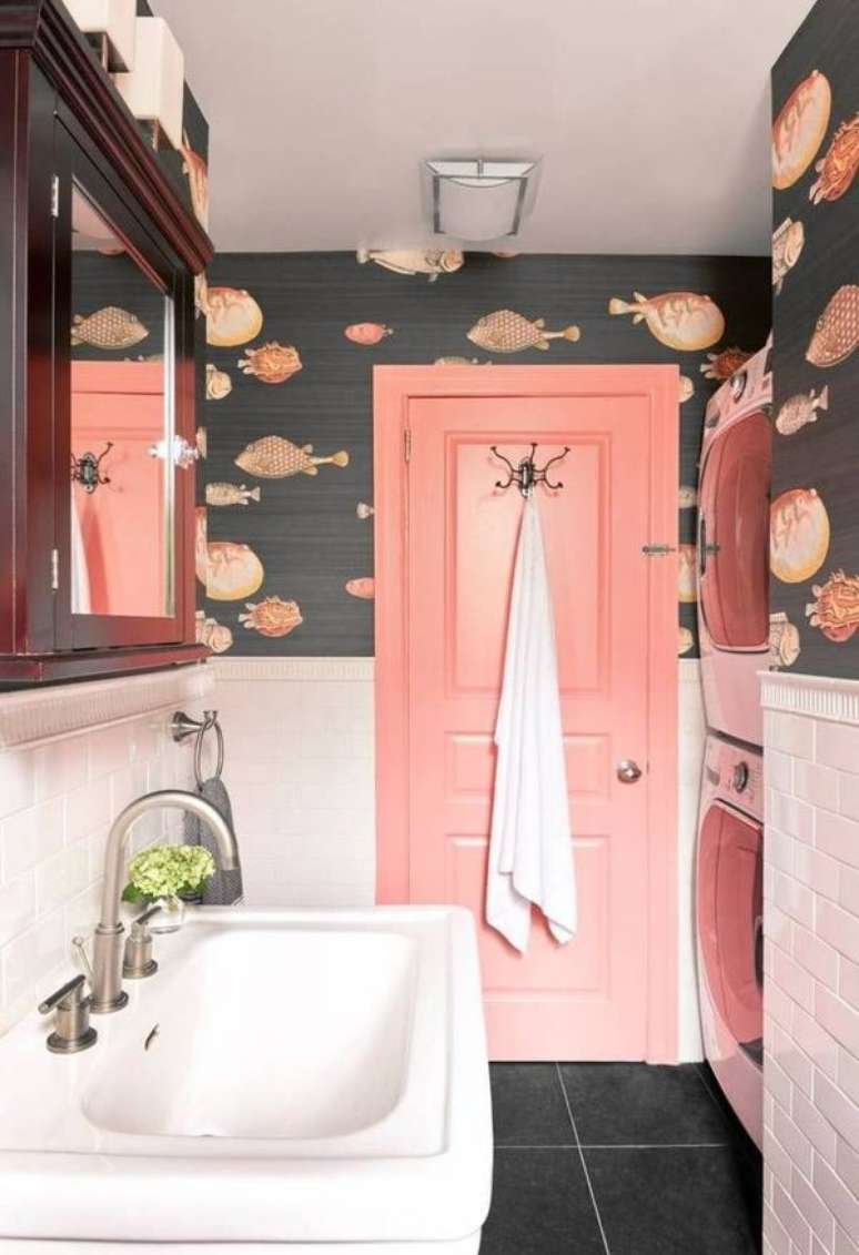57. Banheiro com rodameio branco e papel de parede de peixe – Foto Wills Design Associates