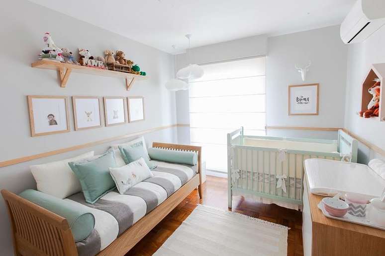 4. Quarto de bebe com rodameio de madeira para decoração azul – Foto Pereira Reade Interiores