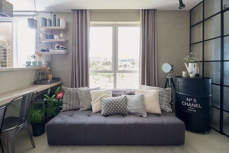 15. combinação de almofadas para sofá cinza em sala pequena decorada com tonel preto – Foto: Minha Casa