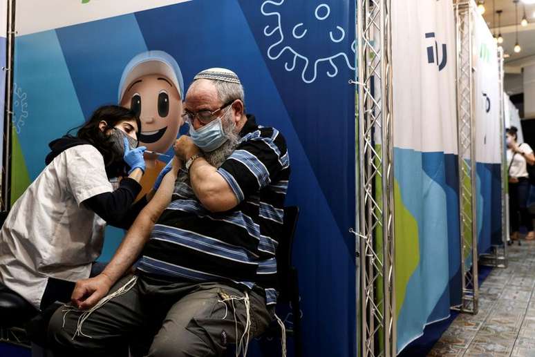 Homem recebe a terceira dose da vacina contra a Covid-19 em Jerusálem
15/08/2021 REUTERS/ Ronen Zvulun/Arquivo