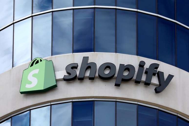 Logotipo do Shopify em frente &agrave; matriz da companhia em Ottawa. 28/9/018. REUTERS/Chris Wattie