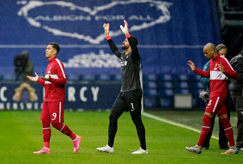 Roberto Firmino, Alisson e Fabinho entram em campo antes de partida do Liverpool contra o West Bromwich Albion pelo Campeonato Inglês
16/05/2021 Pool via REUTERS/Tim Keeton