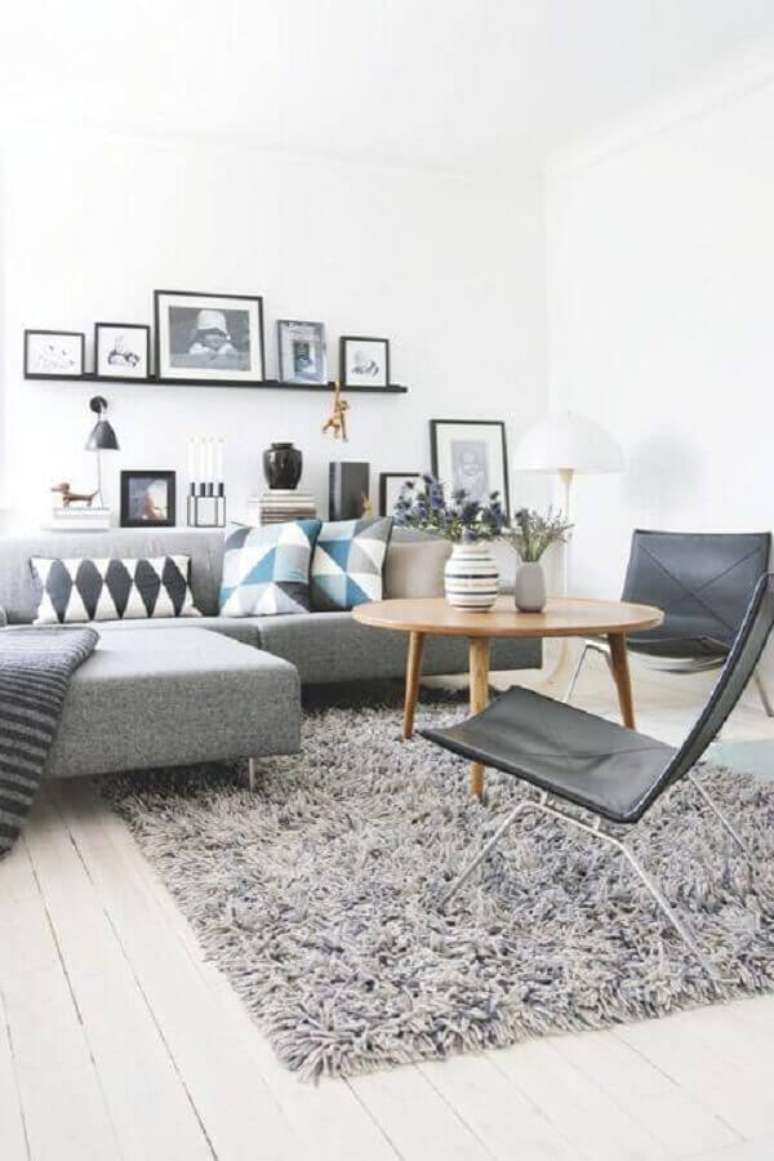 20. Decoração clean para sala com poltronas pretas e almofadas para sofá cinza com chaise – Foto: Apartment Therapy