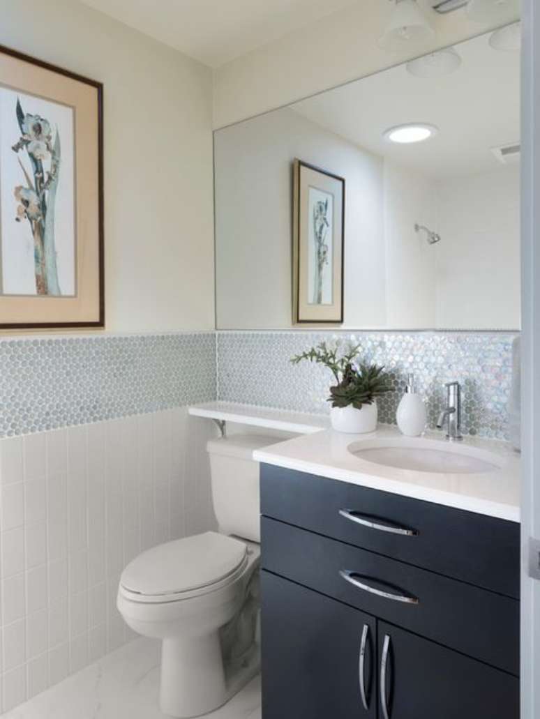 44. Rodameio com azulejo em azul e branco para banheiro moderno – Foto Houzz