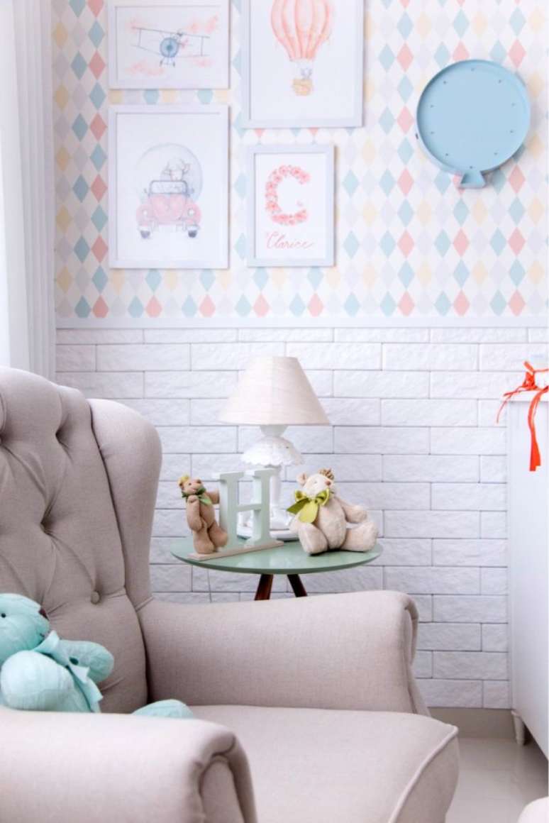 3. Decora&ccedil;&atilde;o com rodameio adesivo e papel de parede &ndash; Foto Santa Luzia Mouldings