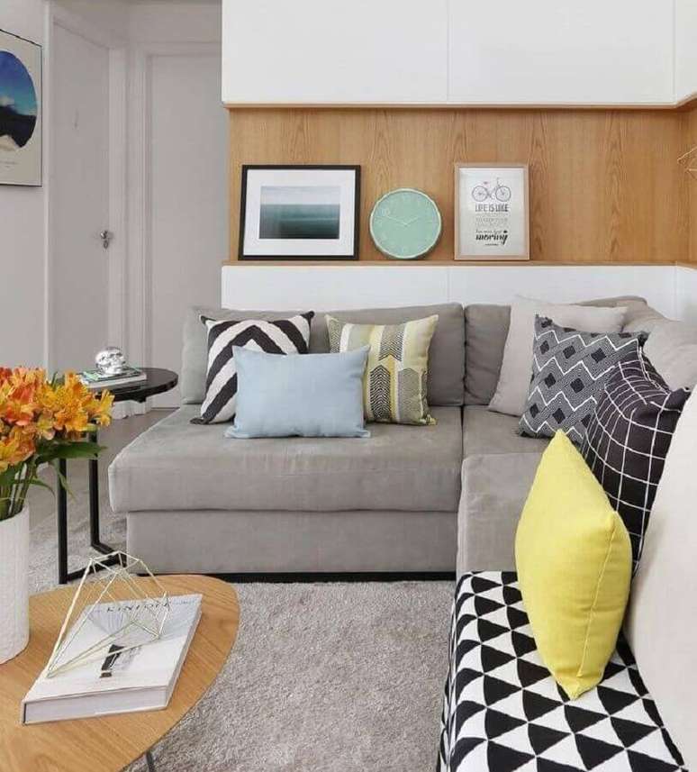 50. Sala decorada com mesa de centro de madeira e almofadas para sofá cinza – Foto: DOOB Arquitetura