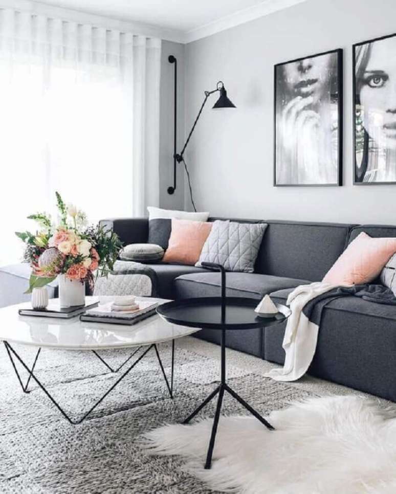 28. Decoração de sala de estar moderna com luminária de parede e almofadas para sofá cinza – Foto: Decostore – Casa & Decoração