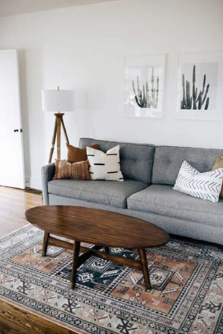 59. Sala simples decorada com mesa de centro oval e almofadas para sofá cinza – Foto: west elm