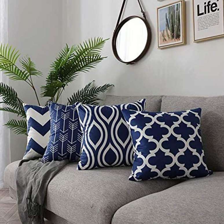 16. Combinação de almofadas para sofá cinza estampadas – Foto: Propstation
