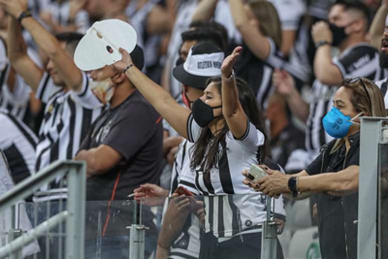 O respeito aos protocolos de segurança, como usar máscaras e evitar aglomerações, será determinante para a liberação de torcedores nos estádios-(Pedro Souza/Atlético-MG)