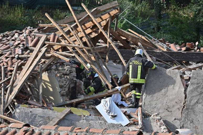 Bombeiros fazem buscas por vítimas de desabamento em Turim