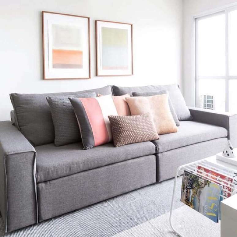 21. Decoração clean para sala minimalista com almofadas para sofá cinza – Foto: Apto 41