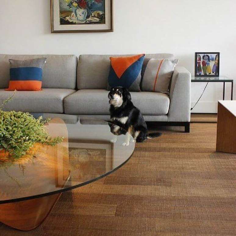 42. Mesa de centro de vidro para decoração de sala com almofadas para sofá cinza – Foto: Gabi Work