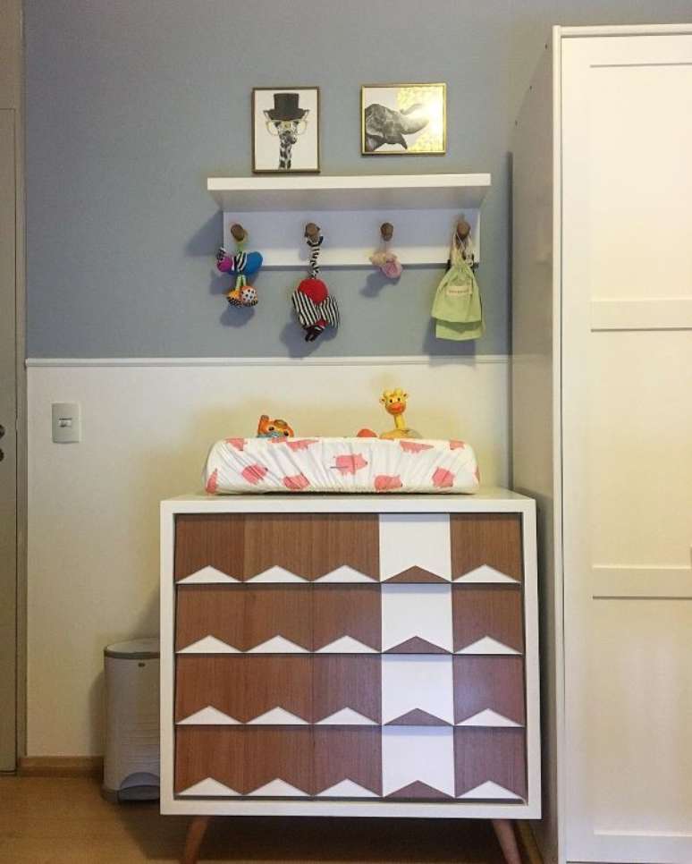 60. Quarto infantil com rodameio branco e parede azul &ndash; Foto Lolaf&aacute;