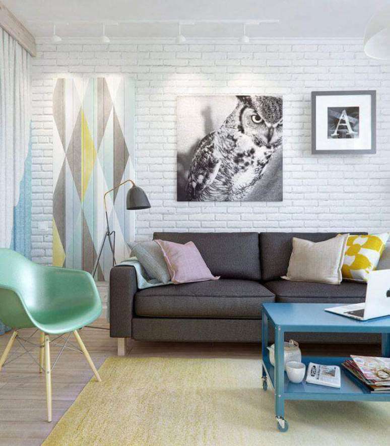 24. Decoração de sala com parede tijolinho branco e almofadas para sofá cinza – Foto: Yandex