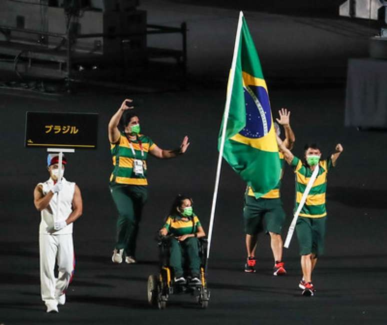 Petrúcio Ferreira e Evelyn Oliveira carregam a bandeira do Brasil na cerimônia de abertura (Foto: Divulgação)