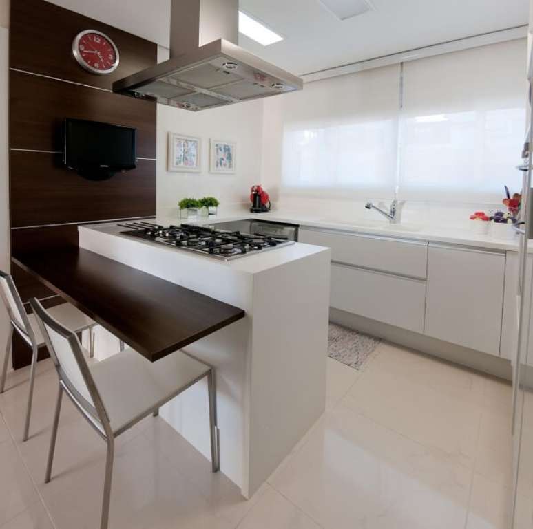 45. Posicione o fogão de forma que a pessoa que cozinha tenha visão direta da porta. Projeto de Archdesign Studio