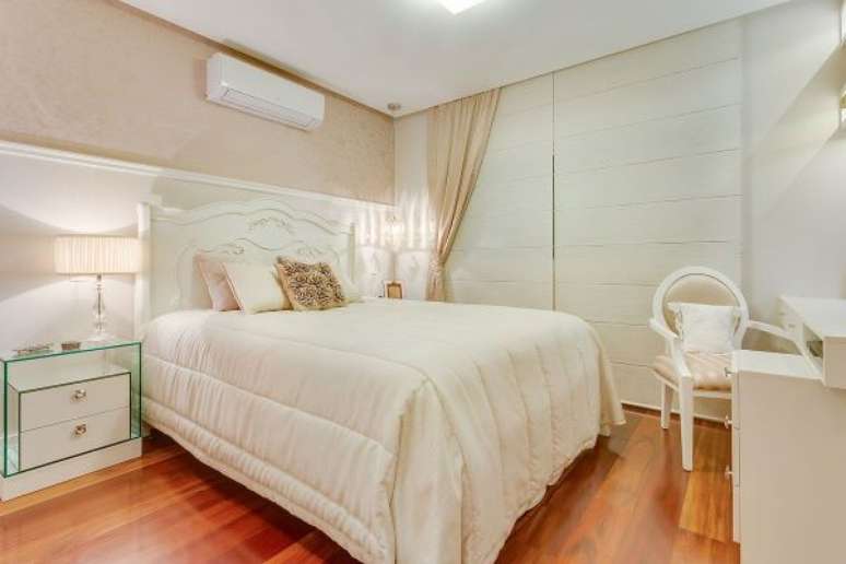 36. Quarto de casal com parede de rodameio branco &ndash; Foto Decor F&aacute;cil