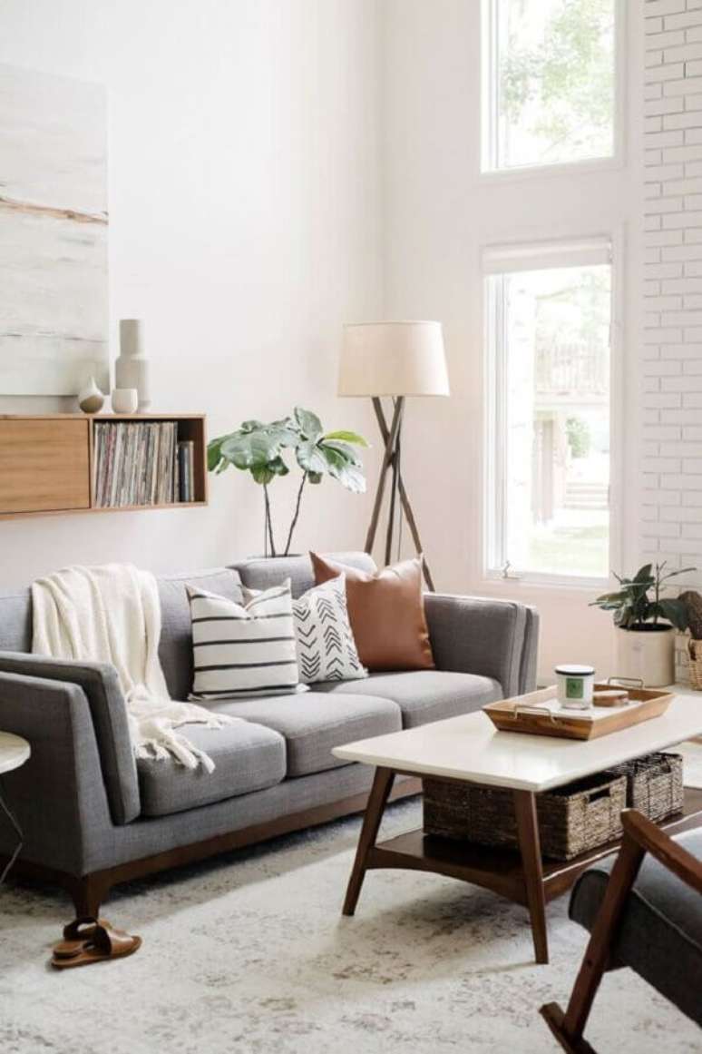 10. Almofadas para sofá cinza em sala decorada com abajur de chão – Foto: Harmony House