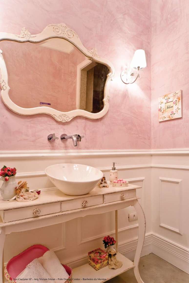 12. Banheiro rosa com rodameio branco e espelho detalhado – Foto Vivian Frizon