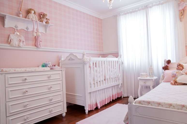 29. Quarto de bebe com rodameio adesivo branco e papel de parede xadrex &ndash; Foto Elo7