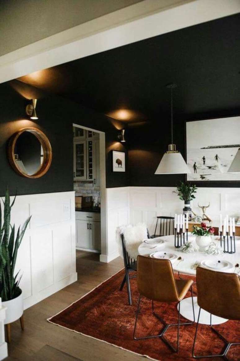 55. Sala de jantar com rodameio branco e tinta de parede cinza escuro – Foto List Spirit